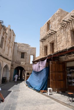 Doha, Katar - 4 Mayıs 2018: Souq Waqif, Katar 'ın Doha eyaletinde bir çarşı. Çarşıda geleneksel giysiler, baharatlar, el sanatları ve hediyelik eşya satılıyor. Katar 2022 Dünya Kupası Turizm Merkezi.