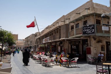 Doha, Katar - 4 Mayıs 2018: Souq Waqif, Katar 'ın Doha eyaletinde bir çarşı. Çarşıda geleneksel giysiler, baharatlar, el sanatları ve hediyelik eşya satılıyor. Katar 2022 Dünya Kupası Turizm Merkezi.