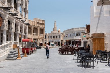 Doha, Katar - 4 Mayıs 2018: Souq Waqif, Katar 'ın Doha eyaletinde bir çarşı. Çarşıda geleneksel giysiler, baharatlar, el sanatları ve hediyelik eşya satılıyor. Katar 2022 Dünya Kupası Turizm Merkezi.