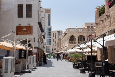 Doha, Katar - 4 Mayıs 2018: Souq Waqif, Katar 'ın Doha eyaletinde bir çarşı. Çarşıda geleneksel giysiler, baharatlar, el sanatları ve hediyelik eşya satılıyor. Katar 2022 Dünya Kupası Turizm Merkezi.