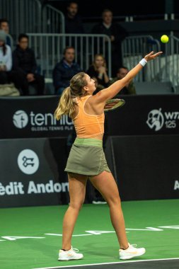 Andorra La Vella, Andorra. 30 Kasım 2022: Andorra 'lı Victoria Jimnez Kasintseva, Andorra Açık Kadınlar Tenis Federasyonu WTA tenis turnuvası sırasında Andorra' lı Tatjana Maria 'ya karşı Andorra' da Andorra 'da düzenlenen Andora d Andorra Poliesportiu d Andorra' da tenis turnuvasında görev yaptı.