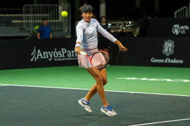 Andorra La Vella, Andorra. 30 Kasım 2022: Andorra 'lı Victoria Jimnez Kasintseva, Andorra Açık Kadınlar Tenis Federasyonu WTA tenis turnuvası sırasında Andorra' lı Tatjana Maria 'ya karşı Andorra' da Andorra 'da düzenlenen Andora d Andorra Poliesportiu d Andorra' da tenis turnuvasında görev yaptı.