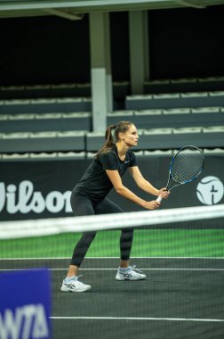 Andorra La Vella, Andorra. - 1 Aralık 2022 Panova ve A. Poliesportiu d 'Andorra Tenis Federasyonu (WTA) tenis turnuvası sırasında Victoria Jimenez ve Georgina Garcia Perez' e karşı ikili sıkıştırma yapıyor. 