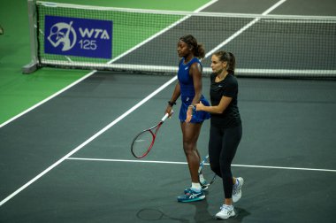 Andorra La Vella, Andorra. - 1 Aralık 2022 Panova ve A. Poliesportiu d 'Andorra Tenis Federasyonu (WTA) tenis turnuvası sırasında Victoria Jimenez ve Georgina Garcia Perez' e karşı ikili sıkıştırma yapıyor. 