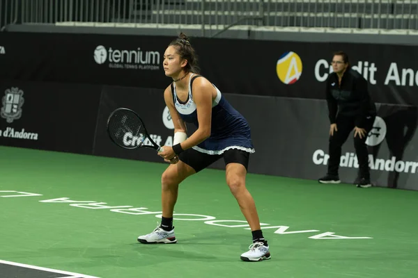 安道尔拉维拉 安道尔 2022年12月1日 在安道尔拉维拉举行的安道尔女子网球公开赛决赛中 美国的Sophie Chang对中国的张帅采取行动 — 图库照片