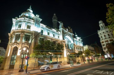 Valencia, İspanya: 14 Kasım 2022: 2022 kışında Valencia 'daki Postane Binası' nın Gece Panoraması.