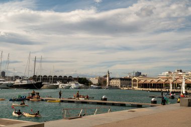 Valencia, İspanya: 15 Kasım 2022: 2022 kışında Valensiya 'da su sporları yapan gençler.