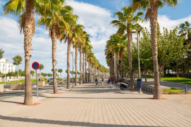 Valencia, İspanya: 14 Kasım 2022 'de Valencia' nın La Marina kentinde Paseo Martimo boyunca yürüyen insanlar.