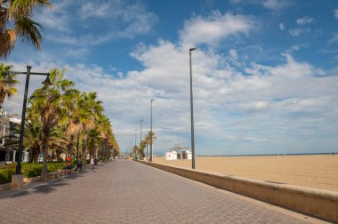 Valencia, İspanya: 14 Kasım 2022: 2022 'de Valencia' daki Paseo de Playa de las Arenas boyunca yürüyen insanlar.