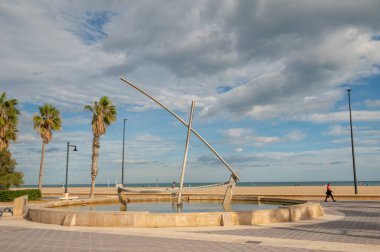 Valencia, İspanya: 14 Kasım 2022: 2022 'de Valencia' daki Paseo de Playa de las Arena 'da Nau de L aigua heykeli.
