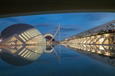 Valencia, İspanya - Kasım 2022: Valencia İspanya 'daki bilim ve sanat şehrindeki Hemispheric binası. Valencia 'da modern ve gelecek mimarisi.
