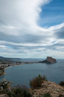 Mirador Morro de Toix 'den Panorama Calpe, Alicante, İspanya.