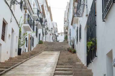 Grandvalira, Andorra: 15 Kasım 2022: 2022 'de İspanya' nın Valencia kentindeki Altea kentinin sokaklarının panoraması.