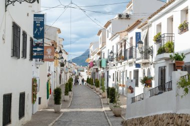 Grandvalira, Andorra: 15 Kasım 2022: 2022 'de İspanya' nın Valencia kentindeki Altea kentinin sokaklarının panoraması.