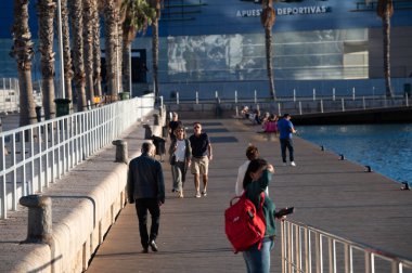 Alicante, İspanya: 18 Kasım 2022: İspanya 'nın Alicante kentindeki Marina ve Paseo Maritimo' da insanlar.
