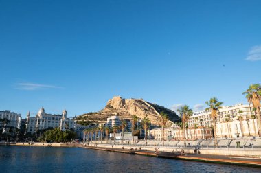 Alicante, İspanya: 18 Kasım 2022: 2022 'de İspanya' nın Alicante kentindeki Paseo Maritimo üzerinde yürüyen insanlar.