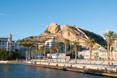 Alicante, İspanya: 18 Kasım 2022: 2022 'de İspanya' nın Alicante kentindeki Paseo Maritimo üzerinde yürüyen insanlar.