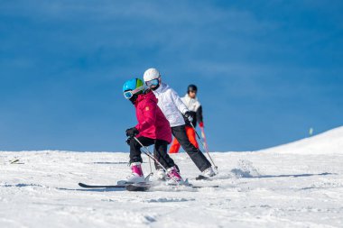 Grandvalira, Andorra: 14 Aralık 2022: 2022 kışında Grandvalira yamaçlarında kayakçı.