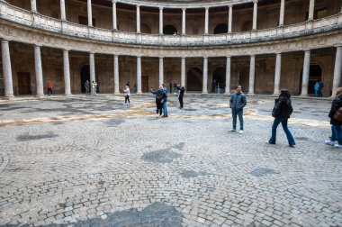 Granada, İspanya: 2022 Kasım: 2022 yılında Granada 'daki Carlos V Palace' ın içindeki insanlar.