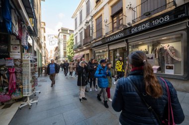 Granada, İspanya: 19 Kasım 2022: 2022 'de İspanya' nın Endülüs kentindeki Granada kentinin sokaklarında insanlar.