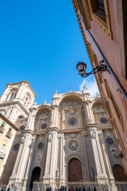 Granada, İspanya: 18 Kasım 2022: 2022 'de Granada, Alhambra' daki güzel Generalife Gardens manzarası.