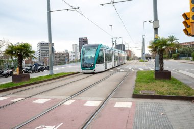 Barcelona, İspanya: 30 Aralık 2022: Els Encants bit pazarında TRAM Barcelona, 2022 kışında Katalonya 'da.