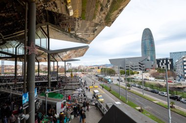 Barselona, İspanya: 30 Aralık 2022: Els Encants bit pazarında bulutlu bir gün 2022 kışında Katalonya 'da.