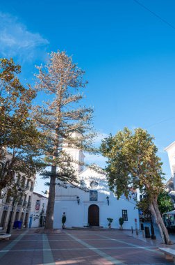 Nerja, İspanya: 19 Kasım 2022: Nerja, İspanya: 22 Kasım 2022: İspanya 'nın Malaga kentindeki El Salvador Kilisesi.