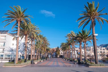 Nerja, İspanya: 22 Kasım 2022: 2022 'de İspanya' nın Malaga kentindeki Nerja kentindeki Balcon de Europa 'dan Panorama.