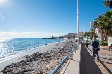 Nerja, İspanya: 22 Kasım 2022: 2022 'de İspanya' nın Malaga kentindeki Nerja kentindeki Balcon de Europa plajındaki insanlar.