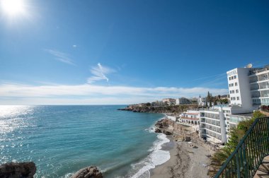 Nerja, İspanya: 22 Kasım 2022: 2022 'de İspanya' nın Malaga kentindeki Nerja kentindeki Balcon de Europa plajındaki insanlar.