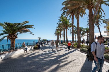 Nerja, İspanya: 22 Kasım 2022: 2022 'de İspanya' nın Malaga kentindeki Nerja kentindeki Balcon de Europa 'daki insanlar.