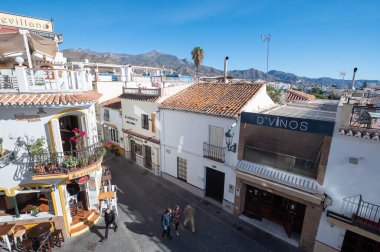 Nerja, İspanya: 22 Kasım 2022: 2022 'de İspanya' nın Malaga kentindeki Nerja kentinde insanlar yürüyor.