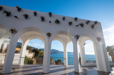 Nerja, İspanya: 22 Kasım 2022: 2022 'de İspanya' nın Malaga kentindeki Nerja kentindeki Balcon de Europa 'dan Panorama.