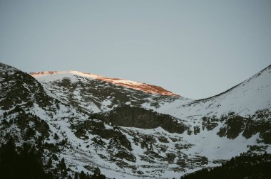 Andorra 'daki Pireneler' deki dağlar kışın bol karlı olur.