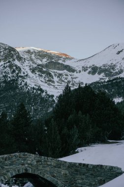 Andorra 'daki Pireneler' deki dağlar kışın bol karlı olur.