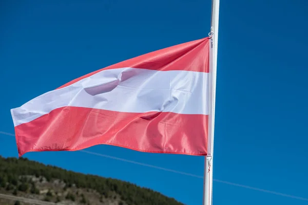 阳光灿烂的奥地利飘扬的国旗 — 图库照片