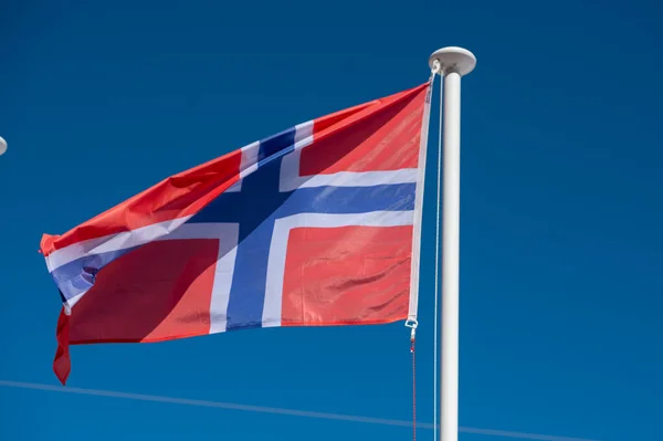 Macha Flagą Norwegii Słonecznym Dniem Obraz Stockowy