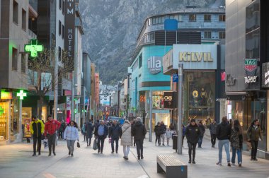 Andorra La Vella, Andorra: 2023 Nisan 15: Comercial Street 'te Meritxell adında insanlar yürüyor. Andorra la Vella, Andorra kışın.