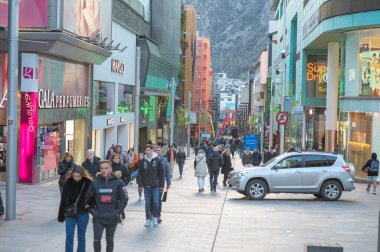 Andorra La Vella, Andorra: 2023 Nisan 15: Comercial Street 'te Meritxell adında insanlar yürüyor. Andorra la Vella, Andorra kışın.