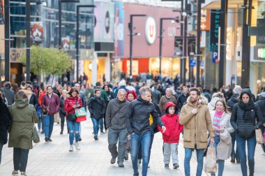 Andorra La Vella, Andorra: 2023 Nisan 15: Comercial Street 'te Meritxell adında insanlar yürüyor. Andorra la Vella, Andorra kışın.