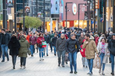Andorra La Vella, Andorra: 2023 Nisan 15: Comercial Street 'te Meritxell adında insanlar yürüyor. Andorra la Vella, Andorra kışın.