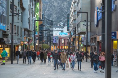 Andorra La Vella, Andorra: 2023 Nisan 15: Comercial Street 'te Meritxell adında insanlar yürüyor. Andorra la Vella, Andorra kışın.