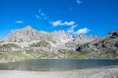 Las Abelletas Gölü Andorra 'da yaz kampı Pas de la Casa şehrinde..