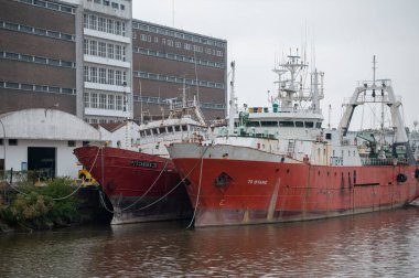 Buenos Aires, Arjantin: 21 Nisan 2023: 2023 'te Arjantin' in otonom Buenos Aires kentinin güney limanında balıkçı tekneleri.