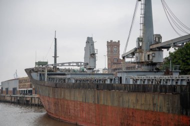 Buenos Aires, Arjantin: 21 Nisan 2023: 2023 'te Arjantin' in otonom Buenos Aires kentinin güney limanında balıkçı tekneleri.