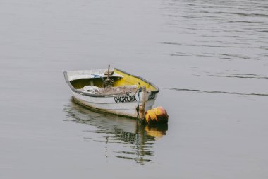 Montevideo, Uruguay: 2023 04 27: Bulutlu bir günde tekneler Montevideo 'daki La Barra del Rio Santa Lucia' da 2023 yılında Uruguay 'ın başkentinde.