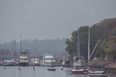 Montevideo, Uruguay: 2023 04 27: Montevideo 'daki La Barra del Rio Santa Lucia' da Bulutlu Gün 2023 yılında Uruguay 'ın başkenti.