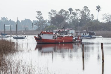 Montevideo, Uruguay: 2023 04 27: Bulutlu bir günde tekneler Montevideo 'daki La Barra del Rio Santa Lucia' da 2023 yılında Uruguay 'ın başkentinde.