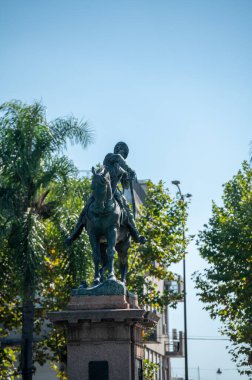 Minas, Uruguay: 27 Nisan 2023: Minas 'taki La Plaza Libertad' da güneşli bir gün 2023 yılında Uruguay 'daki Lavalleja departmanının başkenti.